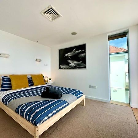 Seaside Panorama Retreat: Beachfront Comfort for Four Bournemouth Exterior photo