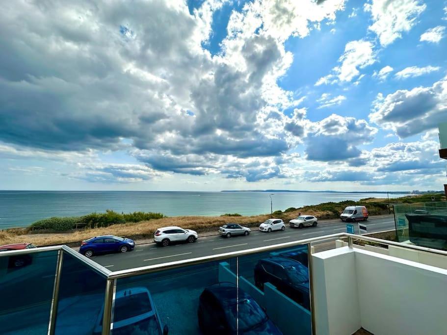 Seaside Panorama Retreat: Beachfront Comfort for Four Bournemouth Exterior photo