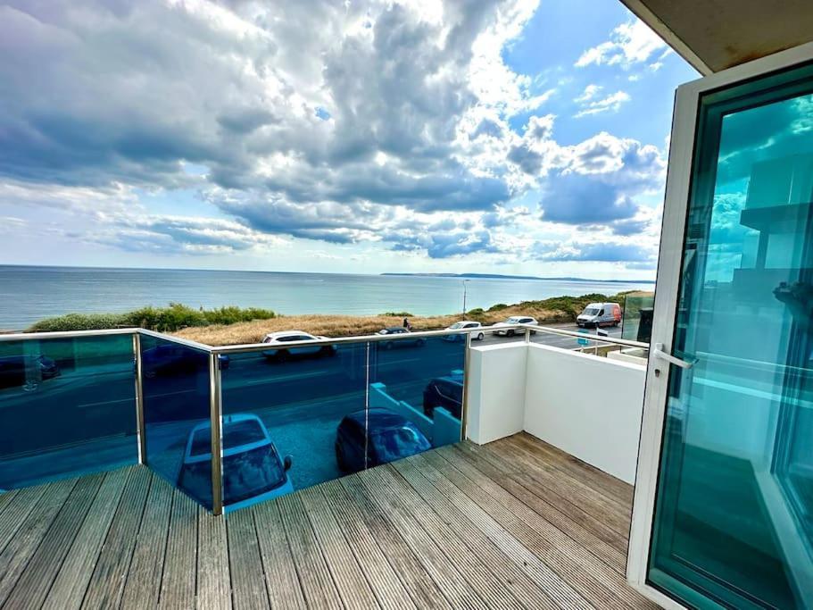 Seaside Panorama Retreat: Beachfront Comfort for Four Bournemouth Exterior photo